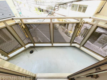 �@��Ƃ肠��o���R�j�[�ŁA�J�����̂���Z��Ԃ����o�B�����̕�炵�����K�ɂ��܂��B