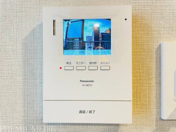 �@���K�҂��f���Ŋm�F�ł���TV���j�^�[�t�C���^�[�z��������A�h�Ɩʂɂ��z���B