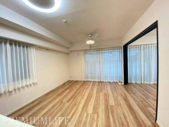 �@�쐼�����̑傫�ȑ�����z�����~�蒍���A�J�������ӂ�閾�邢�㎿�ȃ��r���O���